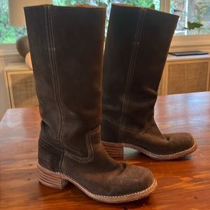 Selling a pair of FRYE boots in good condition size 71/2 medium